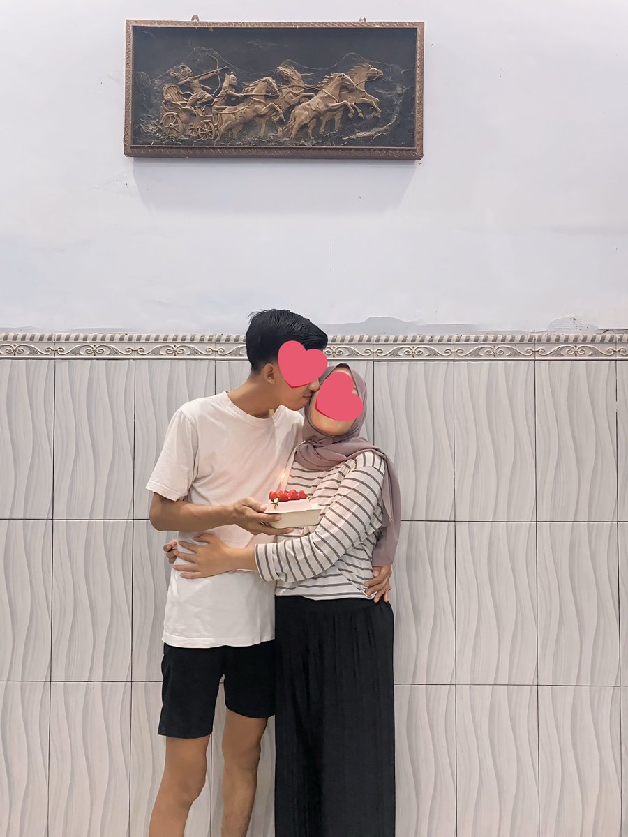 strrawberrys's tweet photo. Ultah tahun ini dah jadi istri orang🥹🫶🏻 https://t.co/o4ThvvDa5D