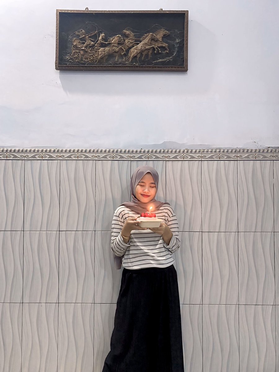 strrawberrys's tweet photo. Ultah tahun ini dah jadi istri orang🥹🫶🏻 https://t.co/o4ThvvDa5D
