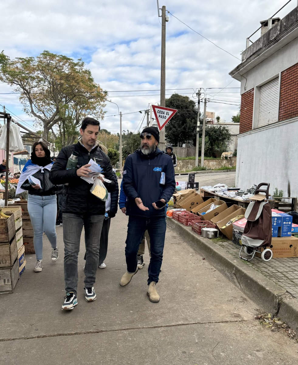 Diego__RS's tweet photo. Recorrimos la feria del Cerro y hablamos con vecinos y comerciantes, quienes nos mostraron su apoyo y agradecimiento al gobierno. Somos La 404, La Lista de @AlvaroDelgadoUy https://t.co/MWNQKcIqDa