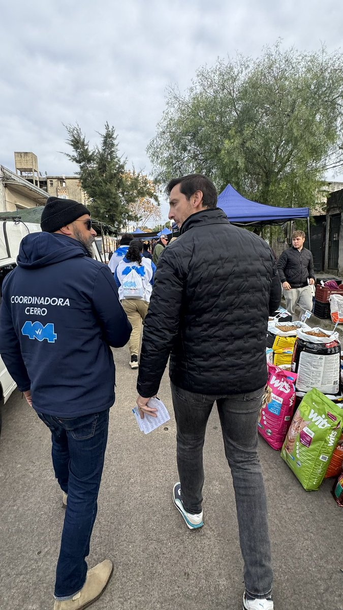 Diego__RS's tweet photo. Recorrimos la feria del Cerro y hablamos con vecinos y comerciantes, quienes nos mostraron su apoyo y agradecimiento al gobierno. Somos La 404, La Lista de @AlvaroDelgadoUy https://t.co/MWNQKcIqDa