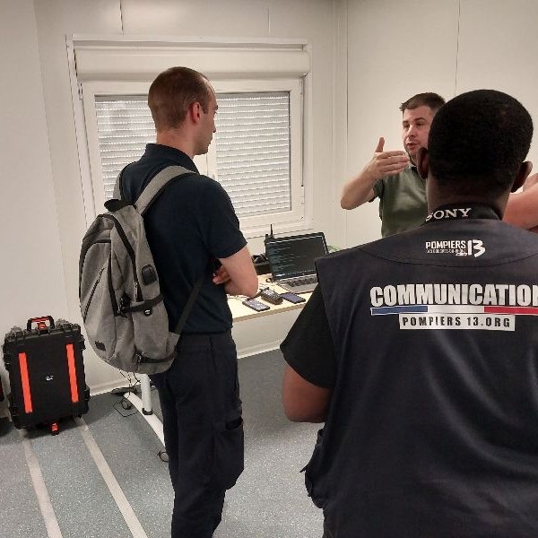 ACMOSS_FR's tweet photo. [#DémoRRF] Les équipes de l’#ACMOSS mobilisées au centre de formation départemental du #SDIS13 à Velaux pour mettre en place la démonstration opérationnelle du Réseau Radio du Futur (#RRF) qui se déroulera demain avec les communautés utilisatrices.
#Pompiers13 #SAMU13 https://t.co/mIUDGxuHhB
