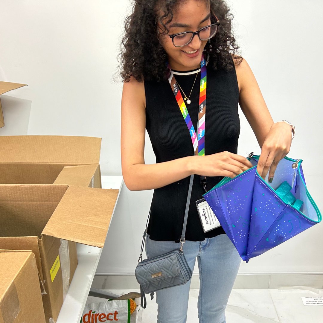 BttmlessClstNYC's tweet image. THX @thrivecausemetics + @KarissaBodnar for ur makeup donation for the women that we serve to help build their confidence. THX @accenture volunteers who sorted through the donations. #thrivecausemetics #accenture #giveback #corporatepartners #womenempowerment #thankfulthursday