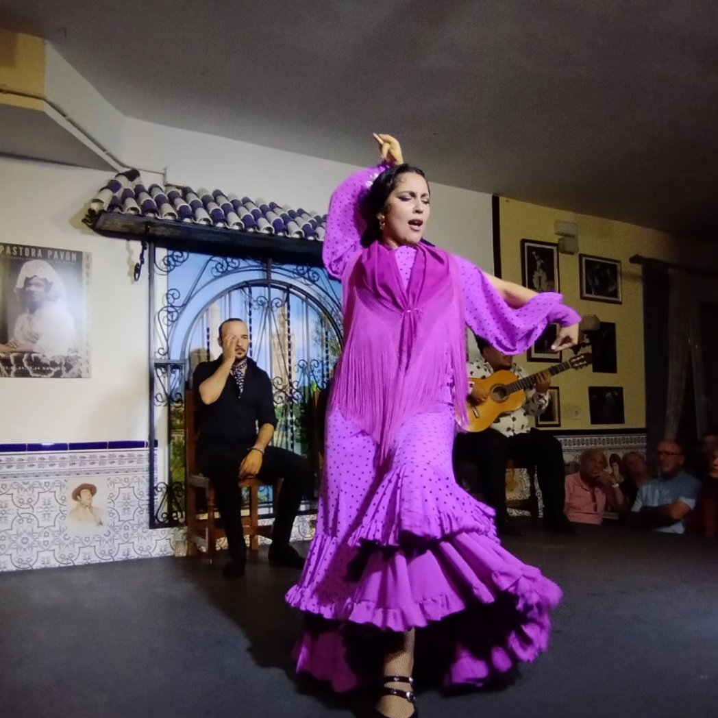 Ayer vivimos una de esas noches que se quedan grabadas a fuego en la memoria flamenca: noche de arte y de goce con Claudia la Debla, que vino acompañada a la guitarras por Jesús Rodríguez, y al cante por Manuel Pajares y José Méndez 💃🏻💃🏻💃🏻.