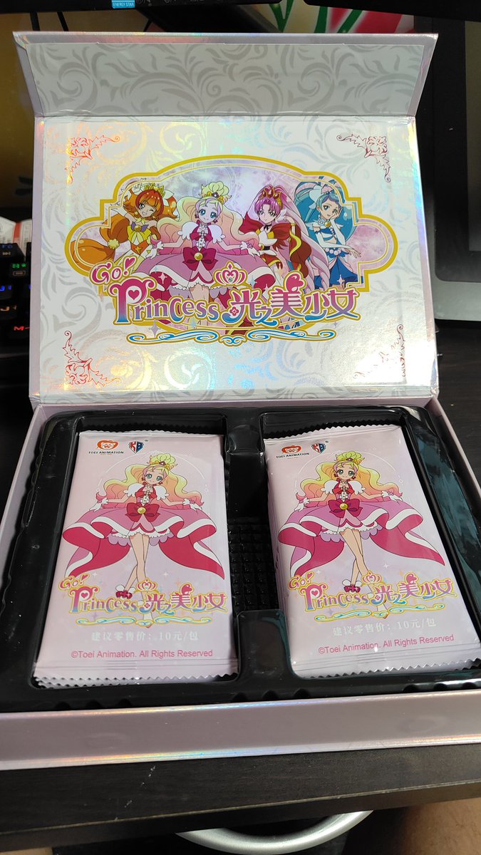 中華カード。初っ端からコンプさせる気はない構成をしている(最高レア等級が0.02%とかそんなもん)

カードより、箱が本体かもしれない。箱はすごく綺麗です。 