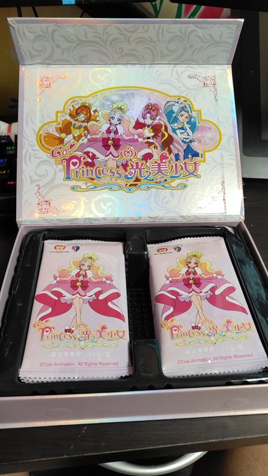 中華カード。初っ端からコンプさせる気はない構成をしている(最高レア等級が0.02%とかそんなもん)

カードより、箱が本体かもしれない。箱はすごく綺麗です。 