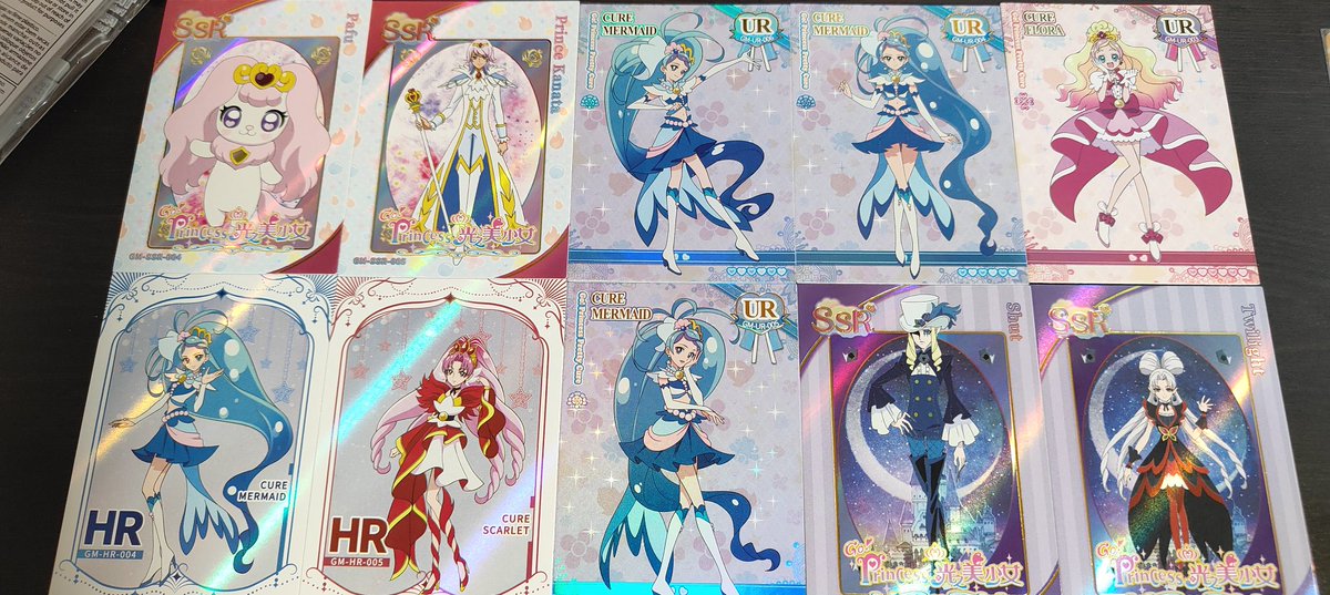 中華カード。初っ端からコンプさせる気はない構成をしている(最高レア等級が0.02%とかそんなもん)

カードより、箱が本体かもしれない。箱はすごく綺麗です。 