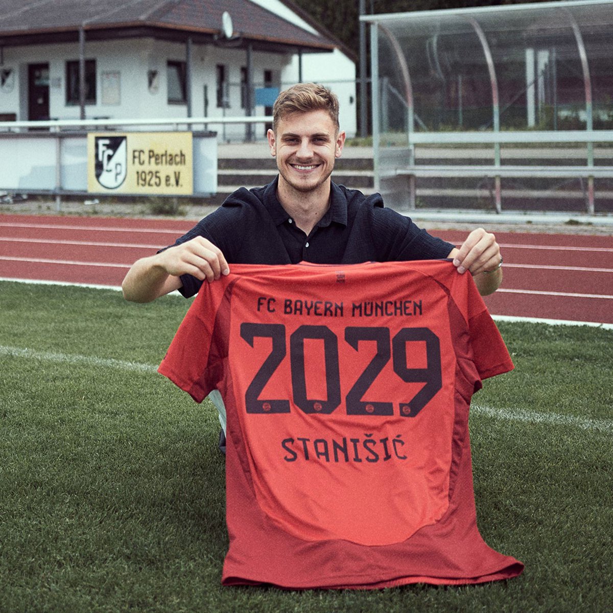 FabrizioRomano's tweet photo. 🔴🤝🏻 Official, confirmed. Josip Stanisić signs new long term deal at Bayern until June 2029.

Pavlović and Stanisić, both extended. 🔐 https://t.co/A69ZH78bEd