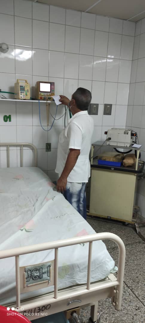 Monagas CDI Rosalía Donoso. Lic Rafael Fonseca revisa el funcionamiento de los equipos médicos en sala de hospitalización. #CubaPorLaVida