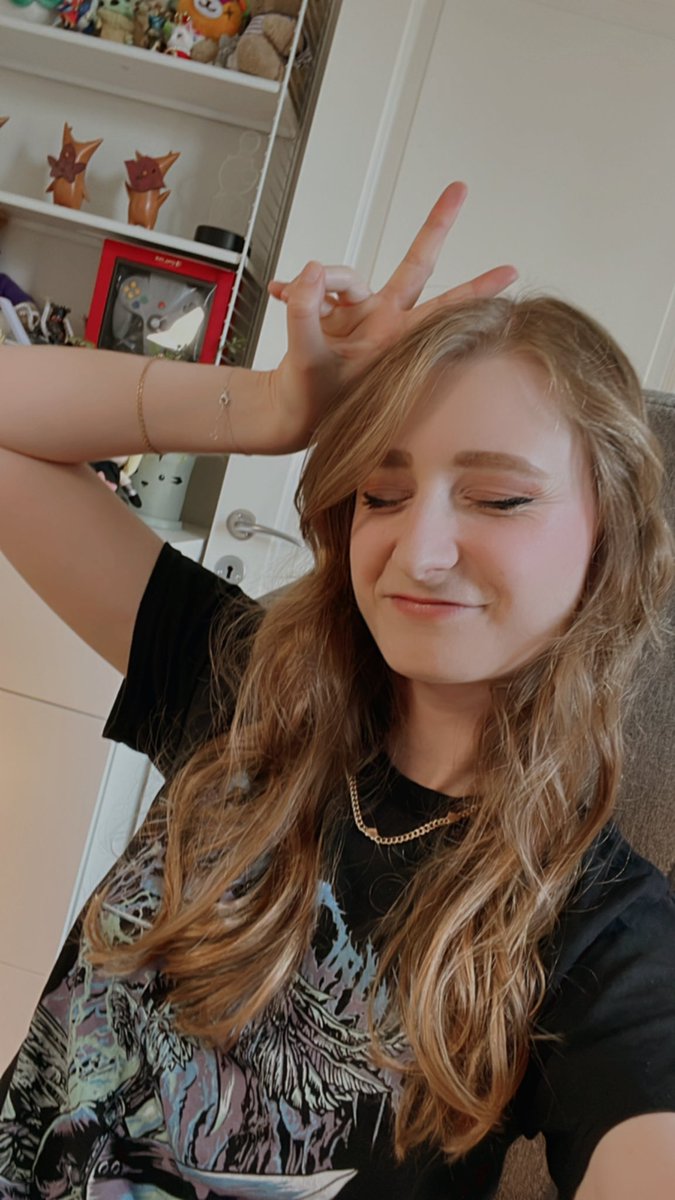 carolinedainttv tweet picture