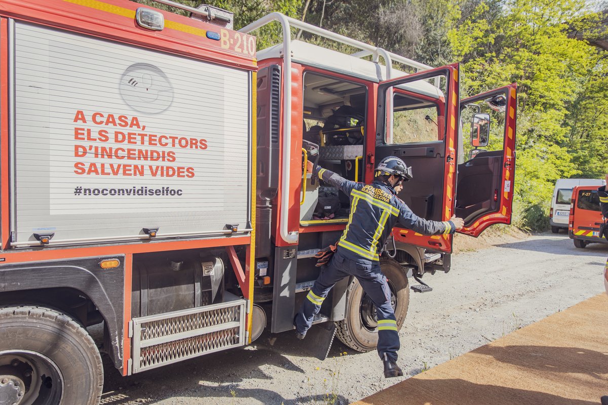 BCN_Bombers's tweet photo. Ja som a l'estiu, i els #BombersBCN, la @GUBBarcelona i el #CUESB pratiquem simulcres d'incendi forestal, com aquest que vam fer a #TorreBaró.
Treballem la nostra resposta i coordinació amb altres cossos i veïnat en cas d'incendi real.
ℹ️ https://t.co/IQD7XcMr8f https://t.co/HWEKCmHjZP