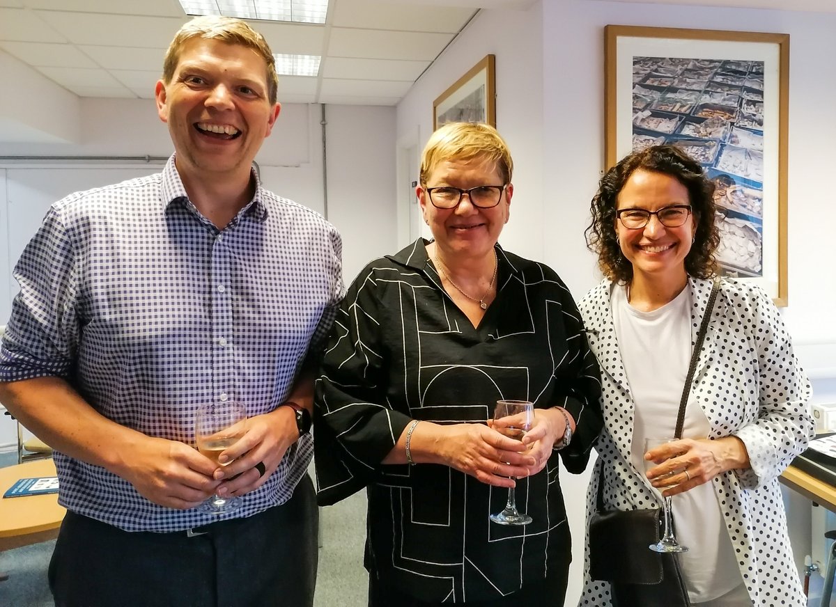ZooarchLabSheff's tweet image. Congratulations to our wonderful @tracyplatts!! Here she is after her PhD examination with examiners Gianna Ayala &amp;amp; @jimbonesmorris &amp;amp; with her boyfriend @justarchaeology. Tracy's work makes us understand a lot more about the geography of Roman butchery. @UniShefArch