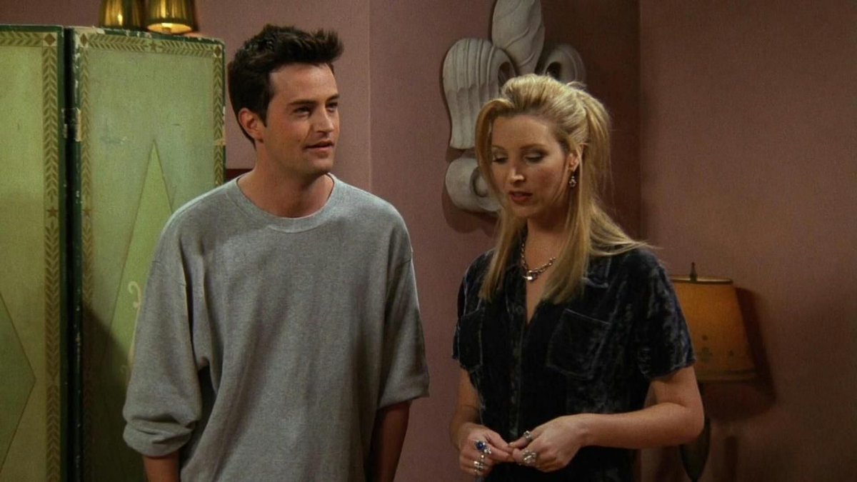PremiereFR's tweet photo. Lisa Kudrow remate enfin Friends, en mémoire de Matthew Perry : "Il était si drôle..."
L'interprète de Phoebe Buffay était jusqu'ici incapable de revoir la série dans son intégralité. Elle a changé d'avis après la mort prématurée de son partenaire de jeu.

https://t.co/th31qobKXR https://t.co/UJuJAgueKx