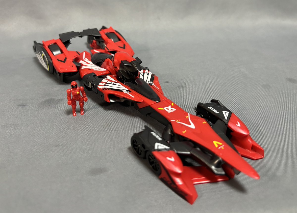 shitopiccyan's tweet image. INFINITYBOX の新作CHEETAH 到着。
BOX形態からめちゃくちゃ薄いフォーミュラカーに変形。
コクピットには隊員(何の?)サイズのフィギュアが乗るぞ！
そしてここからロボの上半身or下半身に変形するのだが、車からBOX形態にするのに疲れちゃったので続きはまた今度w

#52TOYS
#INFINITYBOX