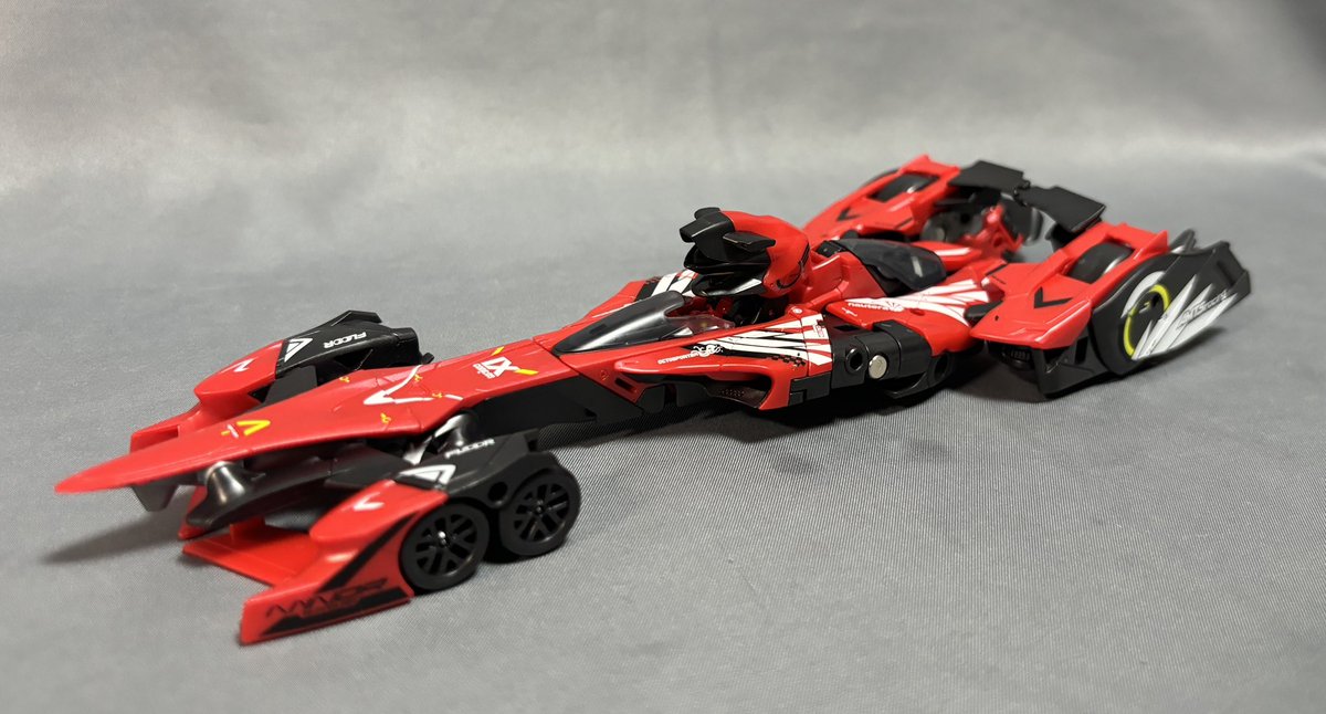 shitopiccyan's tweet image. INFINITYBOX の新作CHEETAH 到着。
BOX形態からめちゃくちゃ薄いフォーミュラカーに変形。
コクピットには隊員(何の?)サイズのフィギュアが乗るぞ！
そしてここからロボの上半身or下半身に変形するのだが、車からBOX形態にするのに疲れちゃったので続きはまた今度w

#52TOYS
#INFINITYBOX