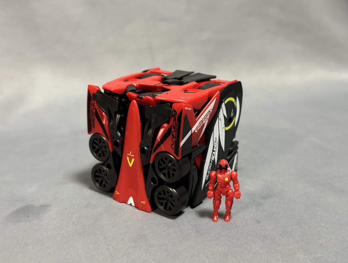 shitopiccyan's tweet image. INFINITYBOX の新作CHEETAH 到着。
BOX形態からめちゃくちゃ薄いフォーミュラカーに変形。
コクピットには隊員(何の?)サイズのフィギュアが乗るぞ！
そしてここからロボの上半身or下半身に変形するのだが、車からBOX形態にするのに疲れちゃったので続きはまた今度w

#52TOYS
#INFINITYBOX