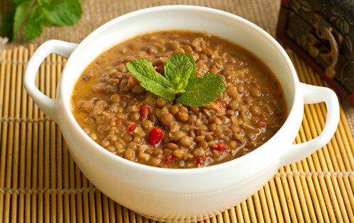 Gabrielasjr's tweet photo. Si quieres mejorar significativamente tu nutrición debes considerar incorporar las lentejas en tu dieta. 

Las lentejas son un alimento que tiene prebióticos, y una fuente importante de proteinas y fibras. Con buenas cantidades de potasio, folato y hierro. Y que además, ayuda a mejorar niveles de glucosa y colesterol. Existen estudios  comprobados en humanos.

1. Tendrás una reducción del colesterol en ayunas.✅
2. Va a disminuir tu  glucosa postprandial.✅
3.  Se reduce tu respuesta inflamatoria.✅

Debemos comer más LENTEJAS! 
Te dejo algunas referencias.
_Nutrients. 2024;16(3):419.
_Ganesan K, Xu B. Polyphenol-Rich Lentils and Their Health Promoting Effects. Int J Mol Sci. 2017;18(11):2390.

#CienciaParaLaVida