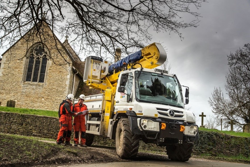 The Unimog - your #community hero 🦸

From maintaining forestry to helping out stranded vehicles, the #Unimog, with its multiple mounting points and remarkable robustness, is designed to handle the most demanding tasks – offering critical support to local communities.