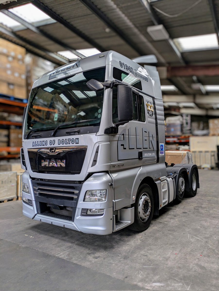 Over in Westhoughton today installing some signage to another MAN tractor unit for a long standing customer Allens.

#MAN #hgv #lorry #signs #signage #signwriting #manchester #bolton