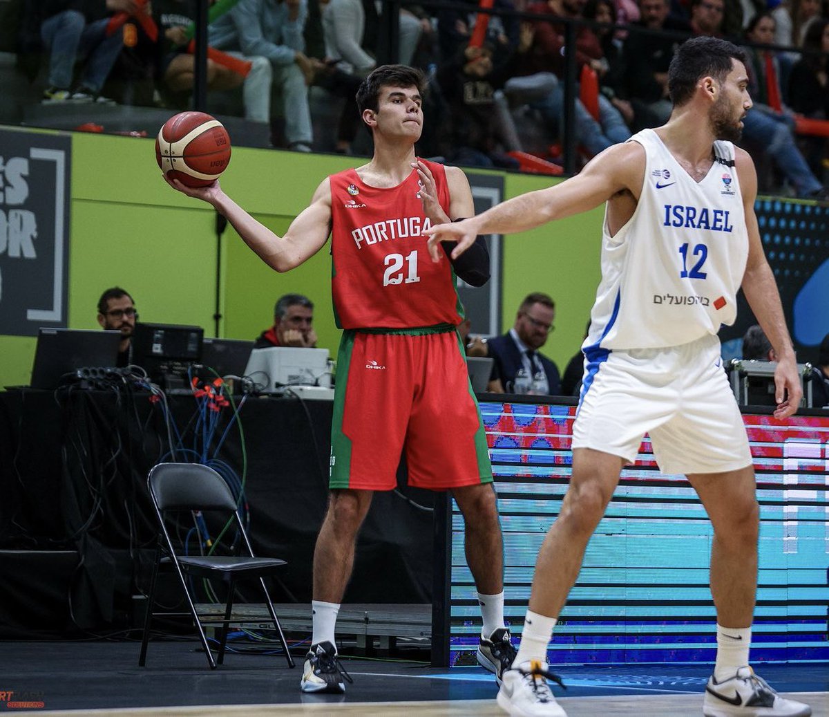 fpbasquetebol's tweet photo. 🇵🇹 André Cruz foi MVP no 1.º jogo do estágio de verão da Seleção Nacional, frente à República Dominicana!
📺 Ouve na primeira pessoa o que significa representar Portugal, em https://t.co/cz2LM4lkac
#SomosBasquetebol https://t.co/GxKSAdgRK4