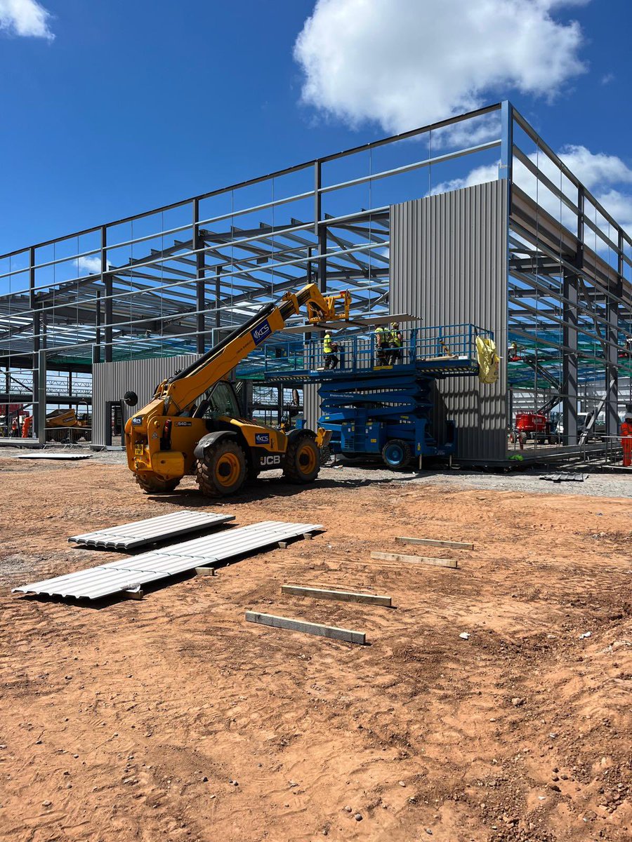 KynastonCS's tweet photo. Good start at Mira, #Nuneaton installing the Euroclad liner sheets.This is a #Euroclad #elite system,there will be an aprox total of 4000m2 roof liners,4000m2 top sheets,4300m2 walls(including wall liners,top sheets, Qbiss panels)on this building

#roofing #cladding #construction https://t.co/eQaZdyxTP7