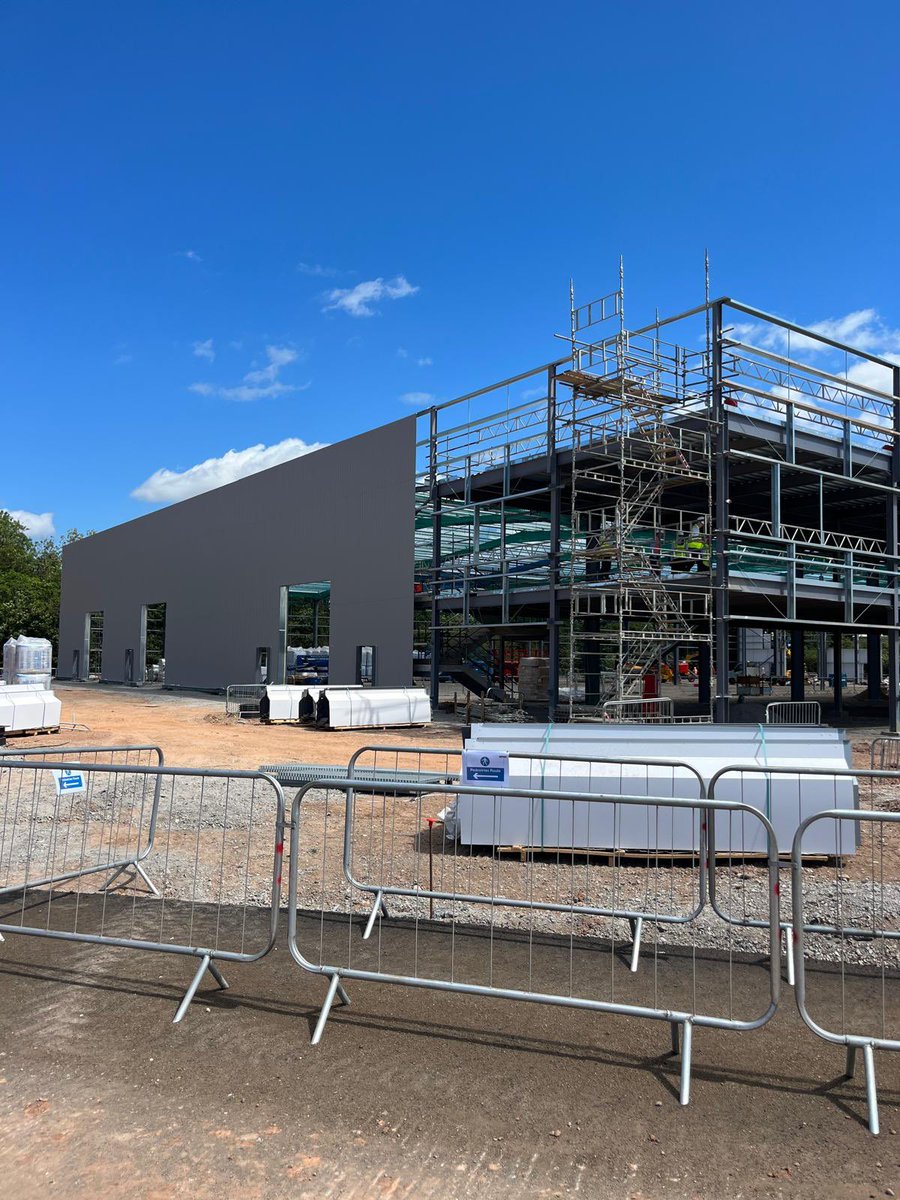 KynastonCS's tweet photo. Good start at Mira, #Nuneaton installing the Euroclad liner sheets.This is a #Euroclad #elite system,there will be an aprox total of 4000m2 roof liners,4000m2 top sheets,4300m2 walls(including wall liners,top sheets, Qbiss panels)on this building

#roofing #cladding #construction https://t.co/eQaZdyxTP7
