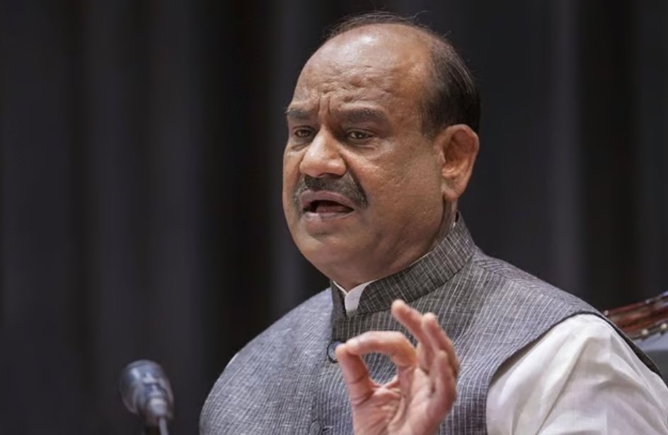 यहां पर कुछ लोग कह रहे हैं कि 

आज जैसी अभद्रता ओम बिरला साहब ने दीपेंद्र हुड्डा जी के साथ की वह वैसी ही अभद्रता एक बार पप्पू यादव के साथ करके देखें, 

आखिर मुझे समझ नहीं आ रहा है कि आख़िर लोग ऐसा क्यों कह रहे हैं? 

हां, इतना तो पता है कि पप्पू यादव कभी भी गलत को बर्दाश्त नहीं