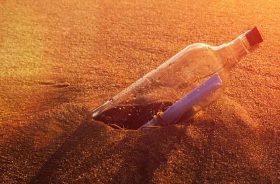 LibernautasUNED's tweet photo. ¡Buenas tardes! Hoy os quiero hablar de una sección muy especial, "Mensaje en una botella". Consiste en mandar un pequeño texto literario que navega por los océanos de tinta esperando que alguien lo lea. ¿Serás tú quién destape la botella? ¡Dentro hilo!🧵 https://t.co/VlPKF7mRWi