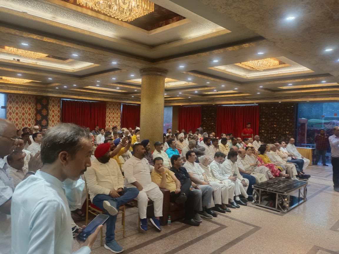 Nattashasharrma's tweet photo. आज दिल्ली प्रदेश कांग्रेस कमेटी के अध्यक्ष भाई  @devendrayadvinc जी की अध्यक्षता में तिलक नगर ज़िला में कार्यकारिणी बैठक का आयोजन किया गया,

जहाँ कार्यकर्ताओं एवं पदाधिकारियों ने अपने अपने सुझाव अध्यक्ष जी के समक्ष रखे, मुझे पूर्ण विश्वास है भाई देवेंद्र यादव जी की अध्यक्षता में दिल्ली में हम आने वाले समय में कांग्रेस की सरकार बनायेंगे।साथ ही इस कार्यक्रम में संगठन को मज़बूत करने पर विस्तार में चर्चा की।