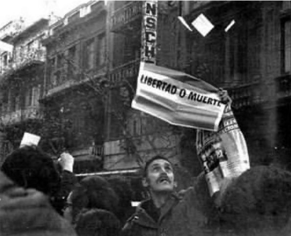 andrea_zumar's tweet photo. 27 de Junio de 1973

A 51 años del Golpe de Estado, debemos reafirmar nuestro compromiso con la democracia y la Instituciones. 

Aquella dictadura afectó a todos los uruguayos: limitó libertades, censuró la libertad de expresión, encarceló a miles de compatriotas y persiguió  las ideas republicanas. 

Como parte del embate autoritario, los médicos y la sociedad toda, sufrimos el atentado a la educación, con la intervención de la @Udelaruy y también el ataque a la salud, con la intervención de @casmuoficial 
Debemos asumir la responsabilidad de no olvidar esta página negra de nuestra  historia y también, trabajar día a día para que “Nunca Más” nuestro país viva un período de Terrorismo de Estado y autoritarismo.