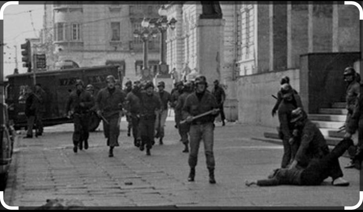 andrea_zumar's tweet photo. 27 de Junio de 1973

A 51 años del Golpe de Estado, debemos reafirmar nuestro compromiso con la democracia y la Instituciones. 

Aquella dictadura afectó a todos los uruguayos: limitó libertades, censuró la libertad de expresión, encarceló a miles de compatriotas y persiguió  las ideas republicanas. 

Como parte del embate autoritario, los médicos y la sociedad toda, sufrimos el atentado a la educación, con la intervención de la @Udelaruy y también el ataque a la salud, con la intervención de @casmuoficial 
Debemos asumir la responsabilidad de no olvidar esta página negra de nuestra  historia y también, trabajar día a día para que “Nunca Más” nuestro país viva un período de Terrorismo de Estado y autoritarismo.