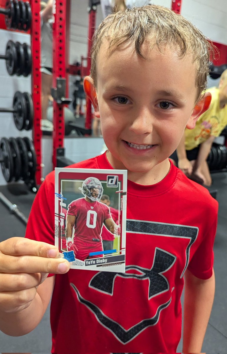 mistertorrey's tweet image. Stole a page from @CoachWeaverMRA on elite relationship building! When a kid brought me a picture he colored for me, I gave him a pack of football cards. Turns out, it&apos;s his first pack ever!
#SpreadJoy
#CreateFans
#MoreThanTheGame