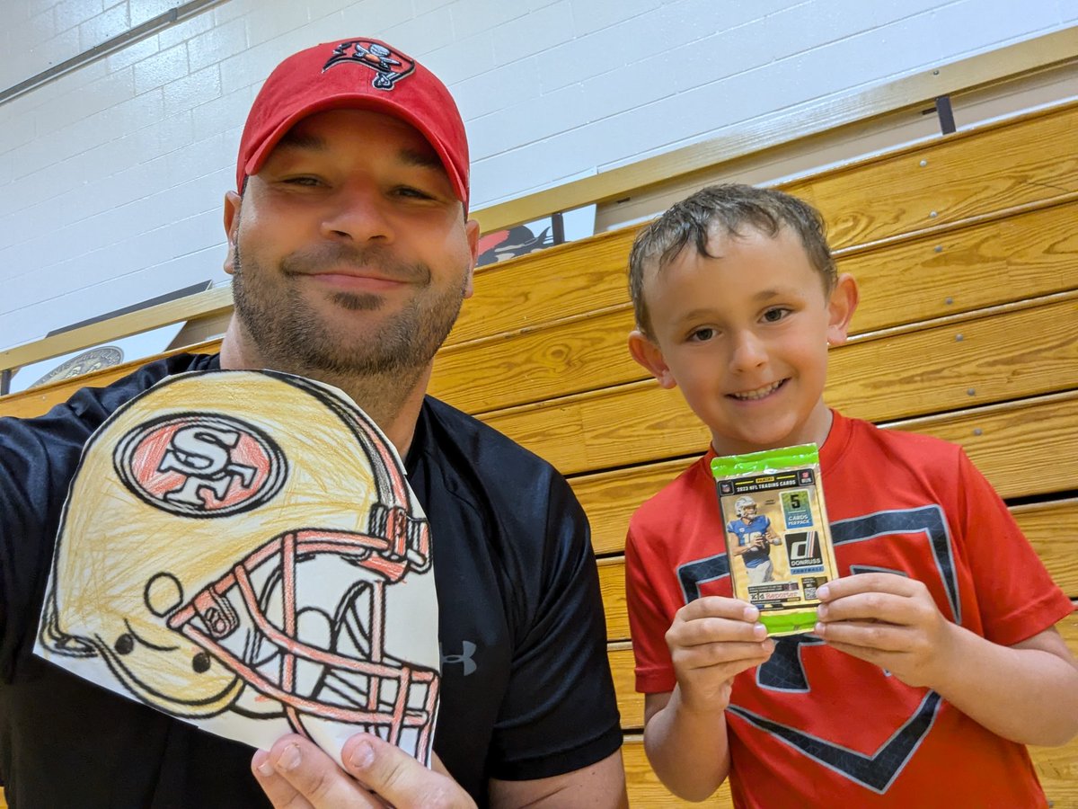 mistertorrey's tweet image. Stole a page from @CoachWeaverMRA on elite relationship building! When a kid brought me a picture he colored for me, I gave him a pack of football cards. Turns out, it&apos;s his first pack ever!
#SpreadJoy
#CreateFans
#MoreThanTheGame