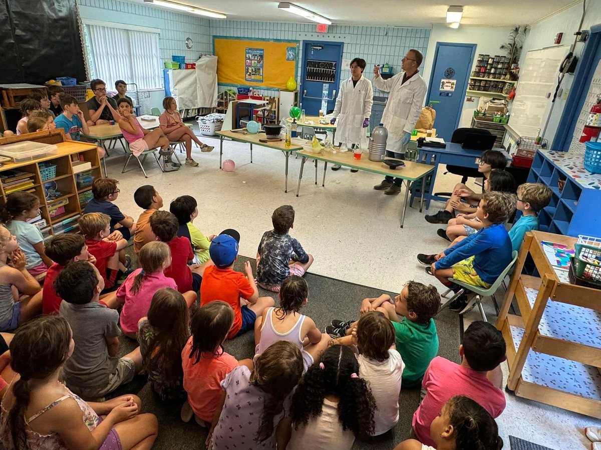 BrunerLab's tweet image. We enjoyed visiting Brentwood School&apos;s science summer camp and showing the kids some fun chemistry! #chemistry #science #community
