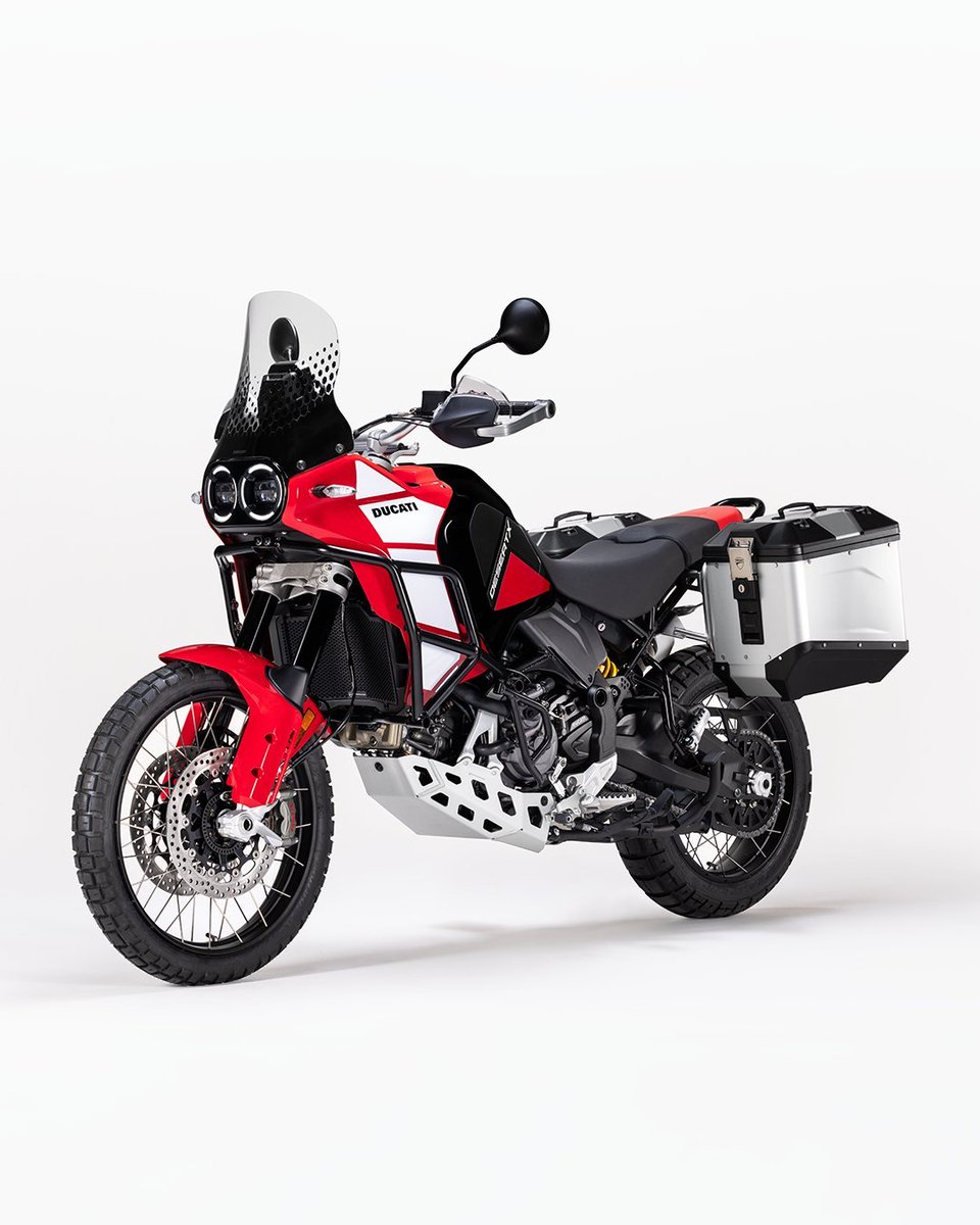 ducatiesp's tweet photo. Sueña más salvajemente con la nueva #DesertXDiscovery.
Ve más allá del horizonte con los colores Thrilling Black y Ducati Red, gráficos protectores contra rayones y un paquete de accesorios con todo incluido.
Libera el explorador que llevas dentro con la nueva DesertX Discovery. https://t.co/jl8OIadrwW