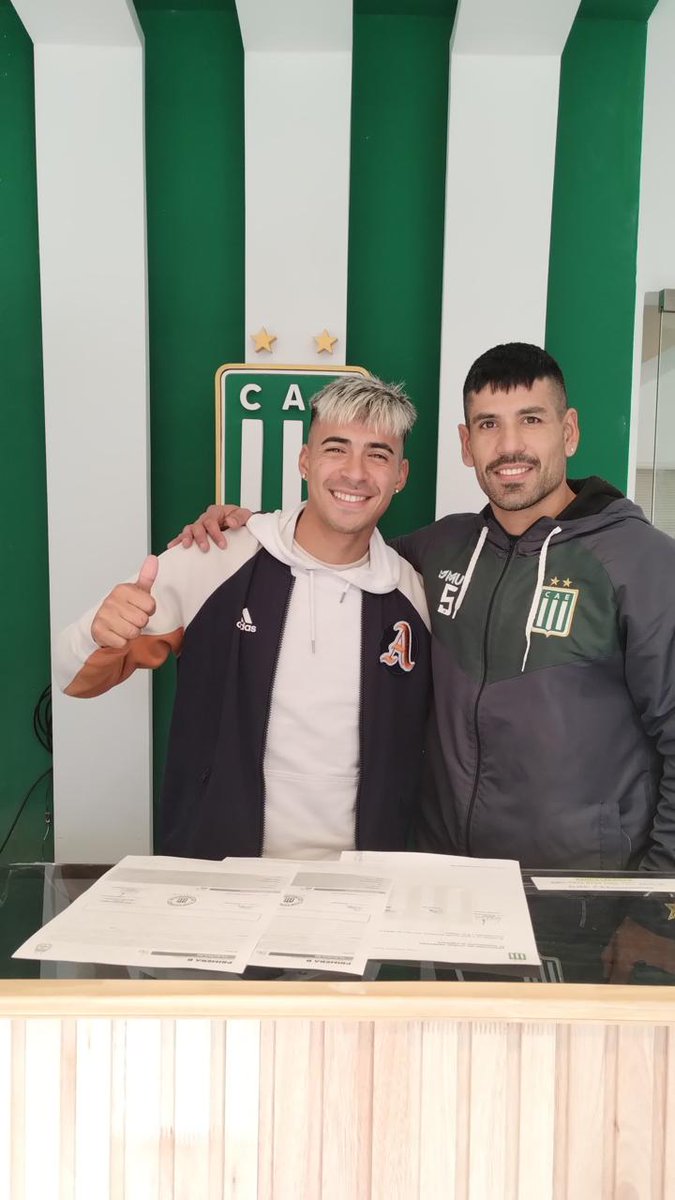 𝙅𝙐𝘼𝙉𝘾𝙃𝙐𝙇𝙄 𝟮𝟬𝟮𝟱 ✍🏻

Juan Cruz Villagra, acompañado por el director deportivo de la institución Patricio Roldán, renovó su contrato con Excursionistas y seguirá vistiendo la camiseta del verde hasta diciembre de 2025. ¡Vamos por más Juanchuli! 

#SomosElBajoBelgrano 🇳🇬