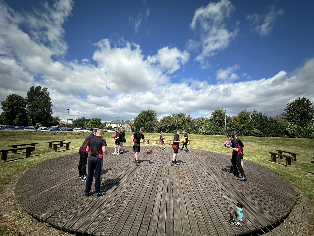 A fantastic day creating and performing on our amphitheatre 🎭 year 9 were working hard on their verbatim plays and year 8 got their head in the game with some HSM choreography ⛹️‍♀️ #ourstudentsdogreatthings