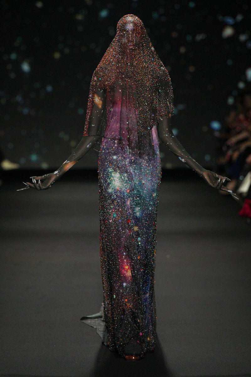 StreetFashion01's tweet photo. Robert Wun FW24 Haute Couture!!🖤 https://t.co/5a4tbw8rpP