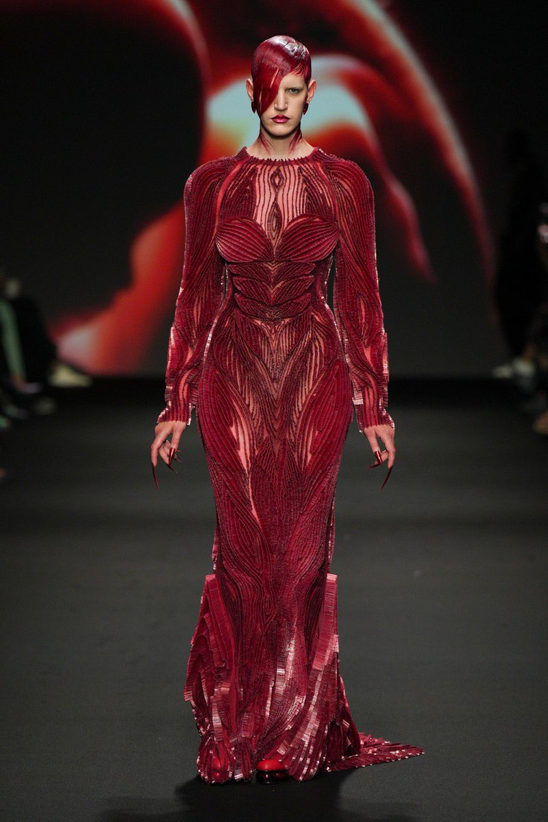 StreetFashion01's tweet photo. Robert Wun FW24 Haute Couture!!🖤 https://t.co/5a4tbw8rpP