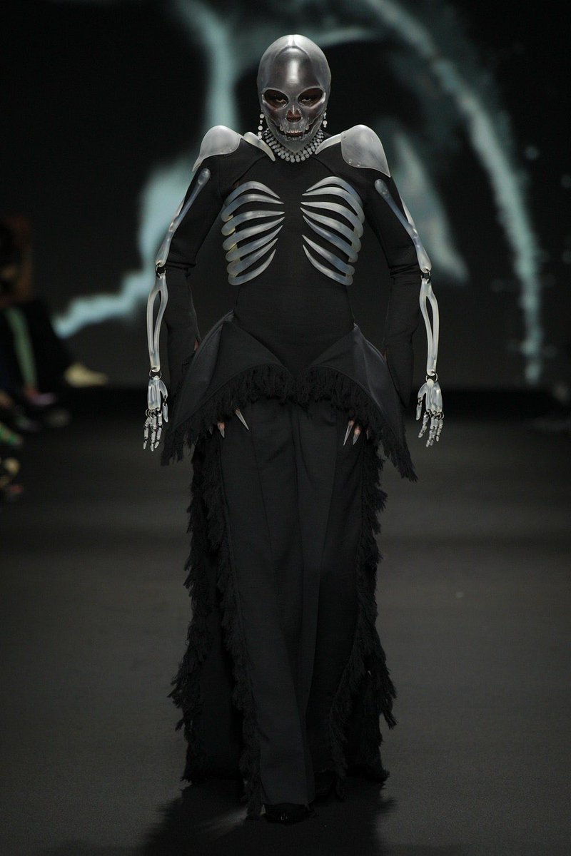 StreetFashion01's tweet photo. Robert Wun FW24 Haute Couture!!🖤 https://t.co/5a4tbw8rpP