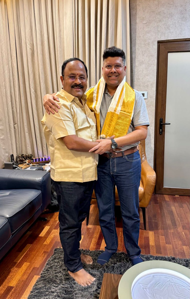APNandakumarMLA's tweet photo. இன்று எனது பிறந்தநாள் முன்னிட்டு நம் @arivalayam தலைவர் அண்ணன் திரு @mkstalin அவர்களின் மாப்பிள்ளை திரு #சப்ரீசன் அவர்களை நேரில் சந்தித்து பிறந்தநாள் வாழ்த்து பெற்றேன்,பிறகு @DMKITwing மா.து செயலாளர் திரு @Karthikmohandmk அவர்கள் எனக்கு பிறந்தநாள் வாழ்த்துக்களை தெரிவித்தார்கள். https://t.co/gMxPQvOO3p