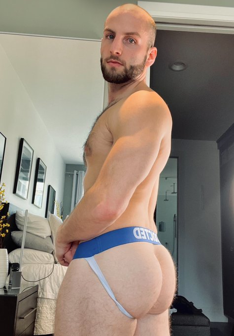 Retweet if you EAT CAKE 🎂👅 https://t.co/xJvMbcCVdv