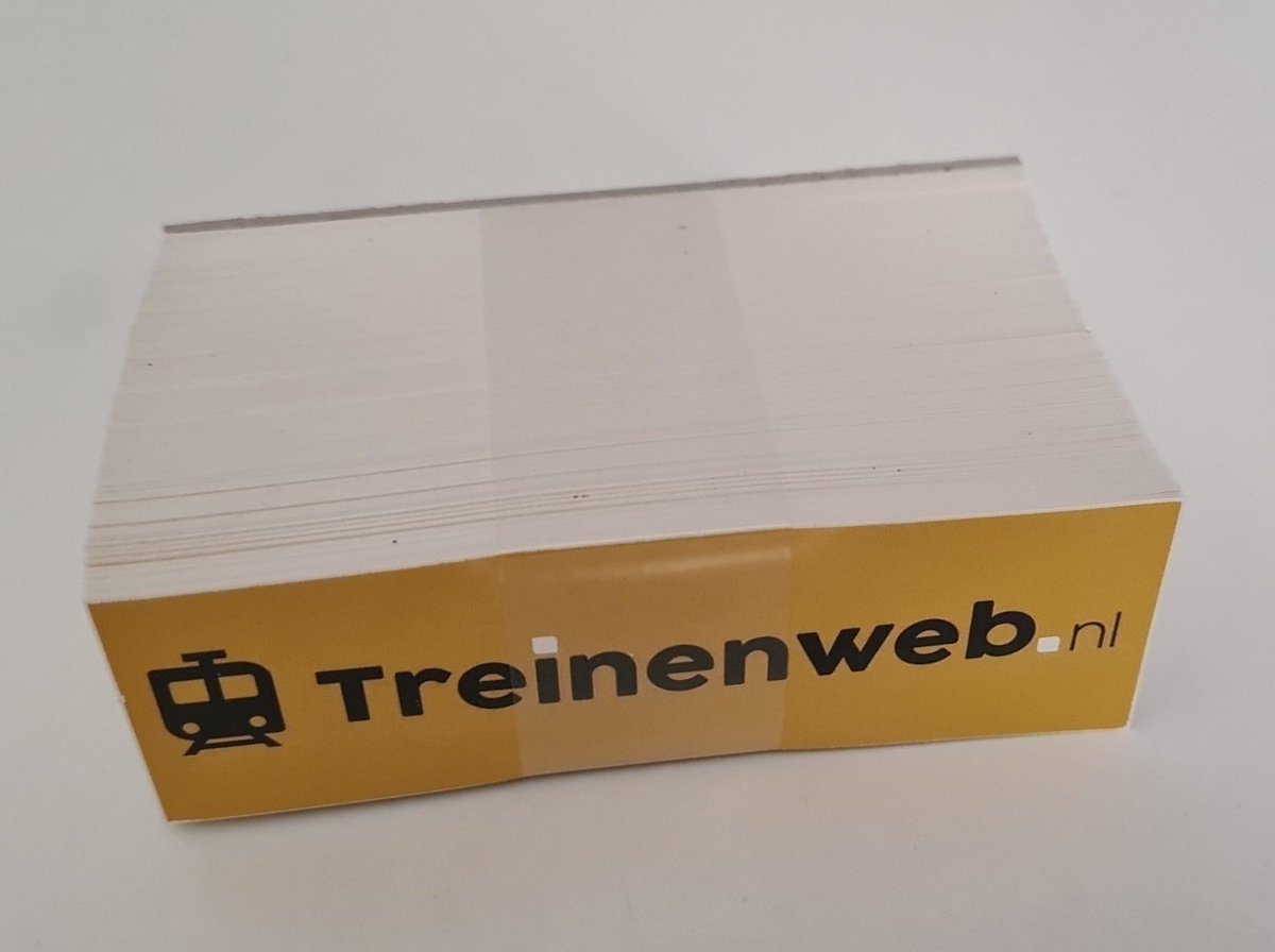 TreinenwebNLred's tweet photo. Mocht je bij de Spoorwegboekhandel (@SpoorwegBoek) een leuk spoorwegboek bestellen, dan krijg je er een gratis Treinenweb-sticker bij voor op je fiets, laptop, chipkaarthoesje, telefoon, koelkast, auto etc...

Is dat niet gaaf? 😀 https://t.co/IsVoaytlYV