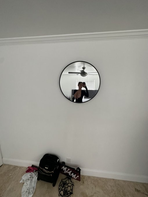 rate my bra 1-10 https://t.co/OFXyfYKa07