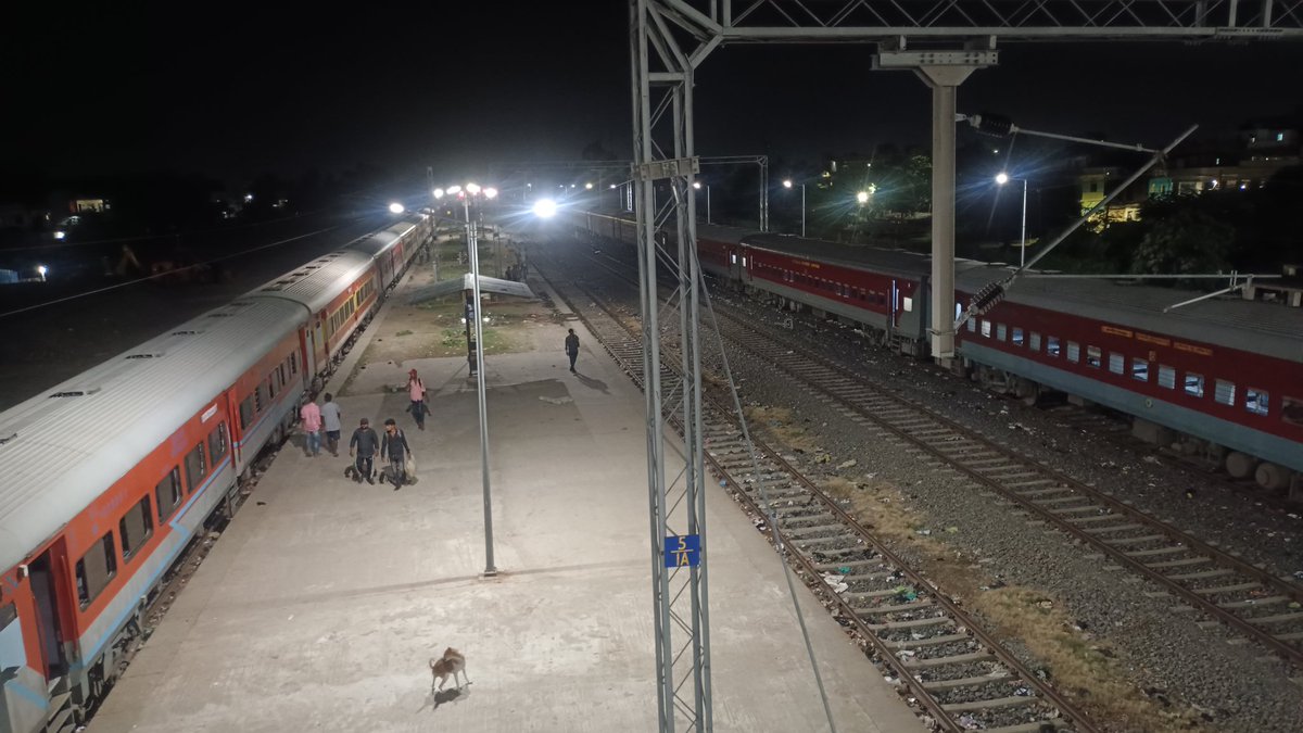 IndustryBihar's tweet photo. पूर्णियां कोर्ट स्टेशन पर जनहित exp और जनसेवा exp खड़ी है।

यहां से प्रतिदिन हजारों की संख्या में मजदूर रोजीरोटी के लिए दूर जाने के लिए मजबूर हैं।

ऐसे में @IndustriesBihar को चाहिए की वो बिहार के कामगारों को बिहार में ही रोजगार का अवसर दें, जिससे बिहार मजबूत हो।

@IndustryBihar https://t.co/AvwzFuGl0k