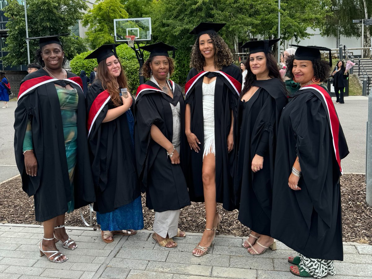 MiddlesexUni's tweet image. Science and Technology students - it’s your day to shine ⭐🎓

Caps off to you and all the late nights, caffein and occasional explosions that got you to this moment 🎉

#MDXGrad