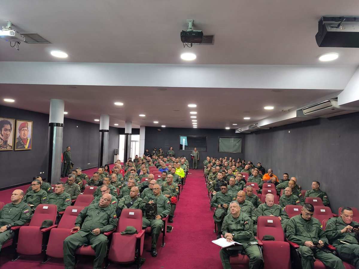 hljohan's tweet photo. El GJ Cmdte del CEOFANB con el Sistema defensivo territorial,Redi, Zodi,Adi, Brigadas, Cmdo Zonales, cmdtes de unidades tácticas, dicta las  instrucciones especiales en Videoconferencia, para el  Fortalecimiento de las operaciones de ESCUDO BOLIVARIANO, monitoreo y fortalecimiento a los objetivos ordenados por nuestro Comandante en Jefe @NicolasMaduro, y nos preparamos para celebrar el aniversario de la FANB.

La #FANB es la guardia de honor de todas las tumbas gloriosas de AMÉRICA"

         ANDRES ELOY BLANCO