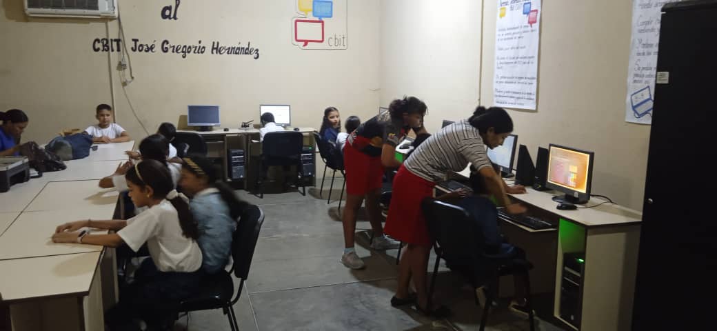CbitApure's tweet photo. Hoy #27Jun📸| Tutores del Cbit José Gregorio Hernández, realizan actividad pedagógica con niños de 4to grado "Cantidades Numéricas",usando la herramienta ofimática Calc, en el  Mcpio #Biruaca Edo #Apure .
#SomosFundabit https://t.co/J6fZ94iMFa