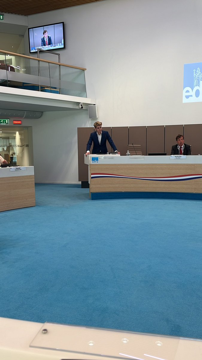 Nu algemene beschouwingen. We beginnen met vlammend betoog van <a href="/samelfvering/">Sam Elfvering</a> <a href="/D66Ede/">D66 Ede</a>

Met aandacht voor belangrijke en urgente problemen:

🏠 Hulp voor dakloze Edenaren
🍴 Doorzetten van schoolontbijt, ondanks bezuinigingen nw kabinet
📑 Plannen maken voor oplopende fin. tekorten