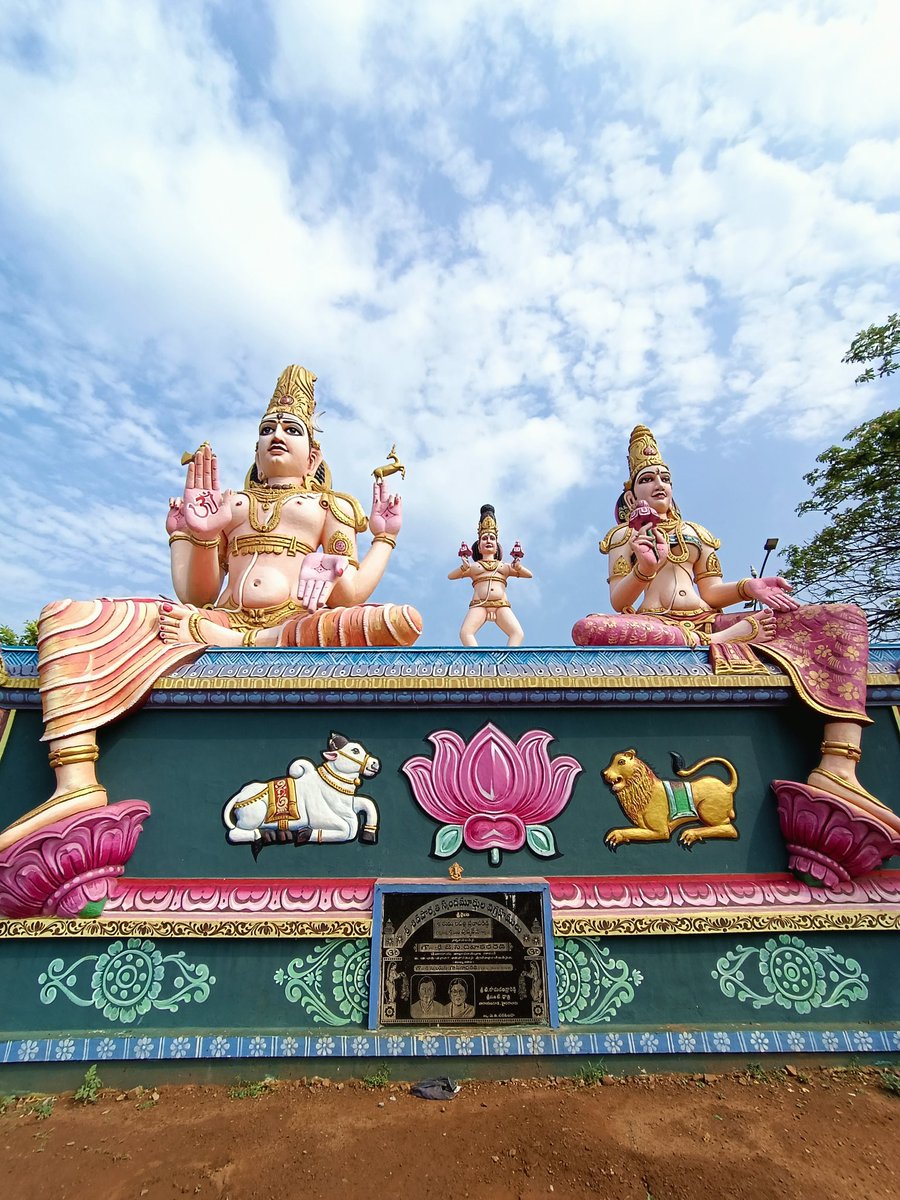 SrisailamTemple's tweet photo. Welcome to Srisailam...🙂 ☝🏽 
శ్రీశైల క్షేత్రం... Srisailam , Andhra 

This Is 2nd Jyotirling  
And Shakti Peet Temple

- - Srisaila Maha Kshetram - - 

#SrisailamMallikarjuna #Srisailam
#Jyotirling #OmNamahSivay #LordShiva #Mahadev #God #2ndJyotirling #Shaktipeet #Bramarambika https://t.co/cEGYYqXVvQ