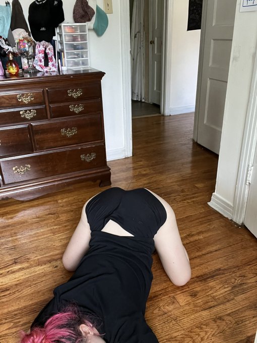 on or off? i love being on my knees hehe https://t.co/fpjWKFtPmK
